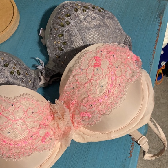 2 Victoria secret bras - Picture 2 of 3